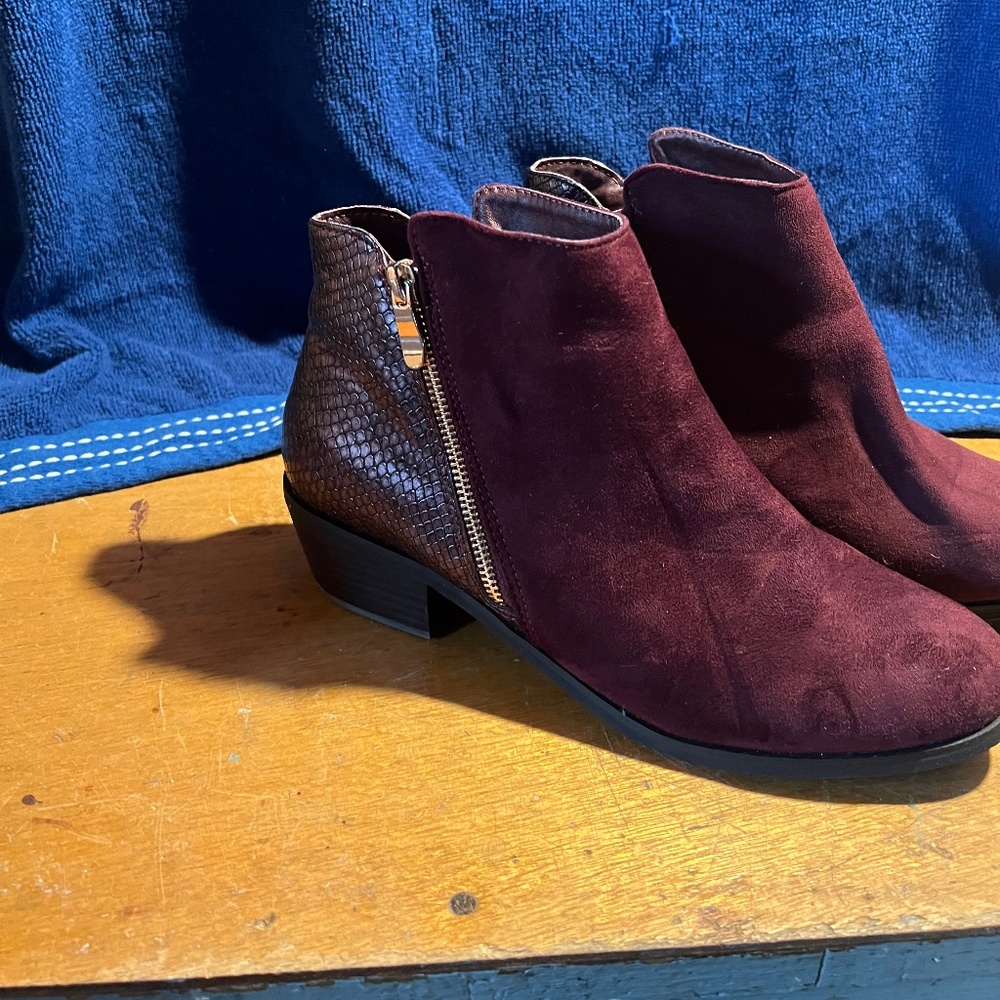 ankle boot size 10 burgundy suede like material with croco back and zippers